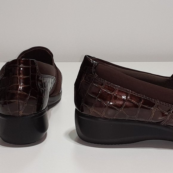 Clarks Collection, brown, slip-on shoe with crocodile embossed accents, size 9.5 - Picture 5 of 8
